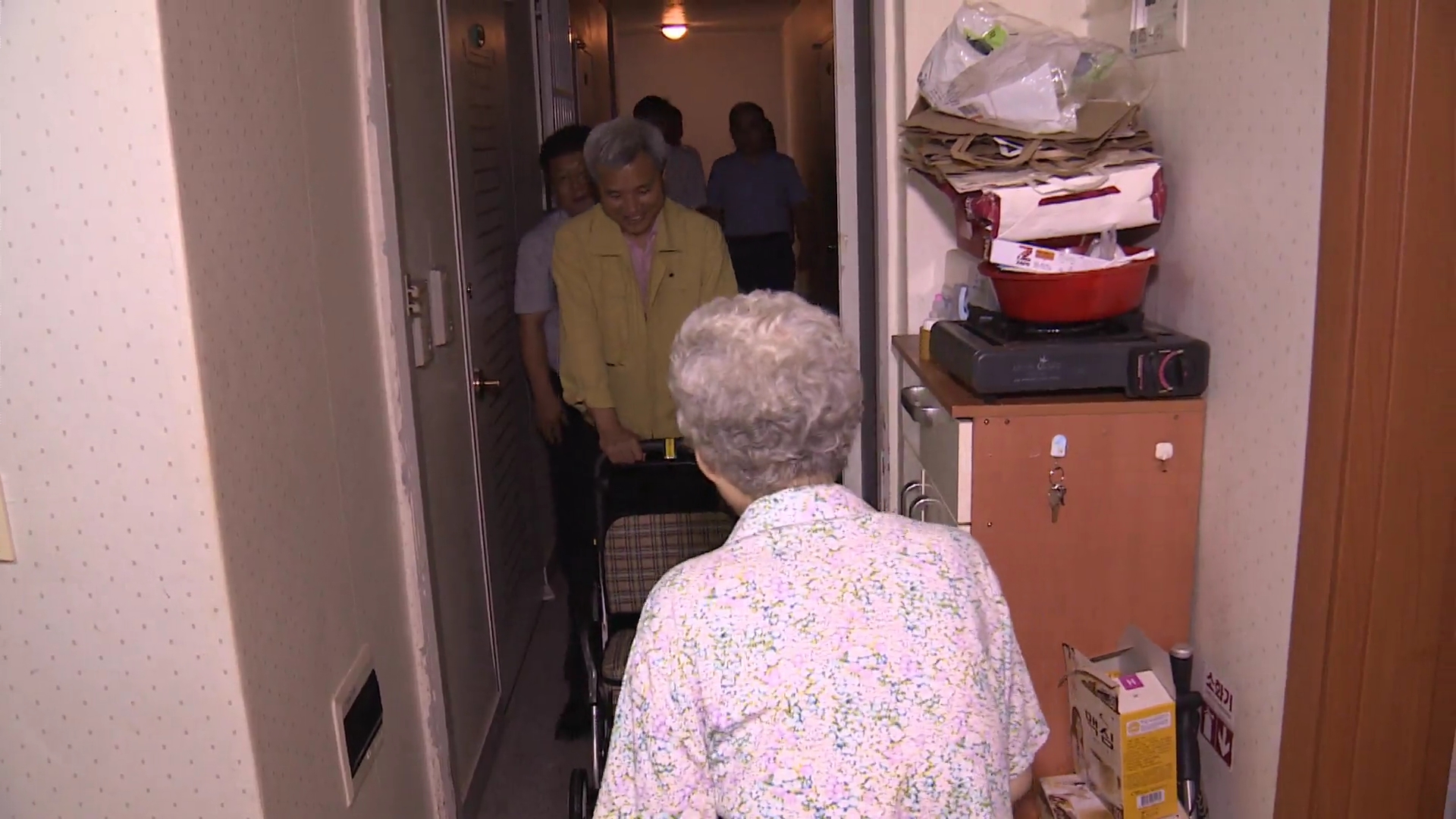 어르신 보행기 전달