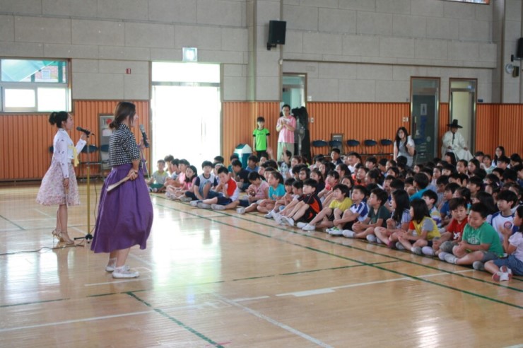 오산 양산초등학교로 찾아온 '각설이와 떠나는 국악나들이'<시민기자 정덕현>;
