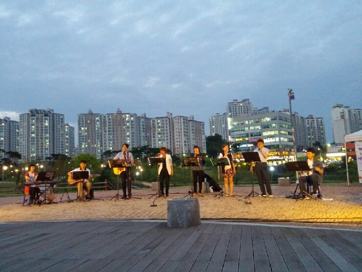 거리로 나온 예술공연으로 고인돌 공원은 이미 불토(불타는 토요일)