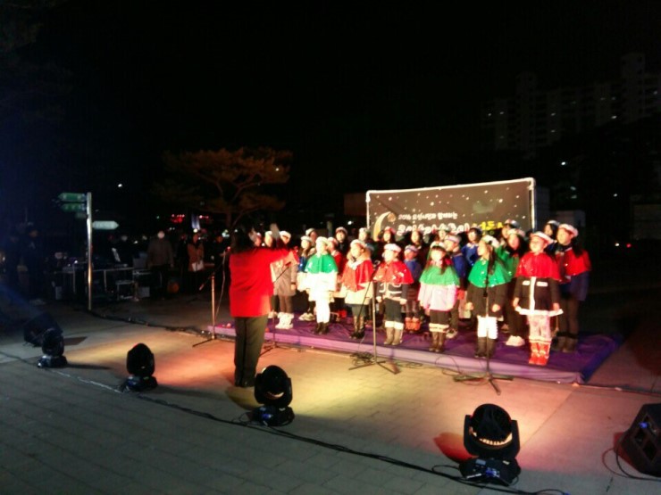 밝게 빛나는 오산시청 크리스마스 트리 <시민기자 조정윤>;