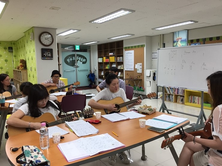 런앤런 배달강좌와 함께하는 필봉초등학교 통기타동아리 - ‘필통’ <시민기자 박현숙>