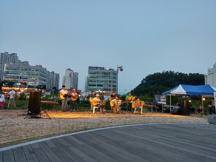 거리로 나온 예술공연으로 가을밤은 더욱 깊어지고... 