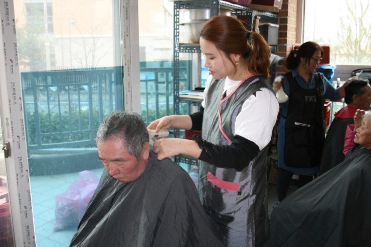 오산시자원봉사센터, 세교봄 햇살 처럼 따뜻한 정을 나누다.<시민기자 정덕현>;