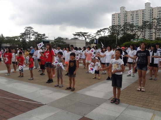 [시민 기자]  광복절 깜짝 이벤트!! 오산시청에서 독도 사랑 플래시 몹이 열렸어요