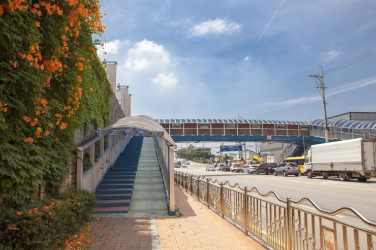 색다른 문화공간으로 변신한 오산 원동초등학교 앞 육교 갤러리<시민기자 오병곤>;