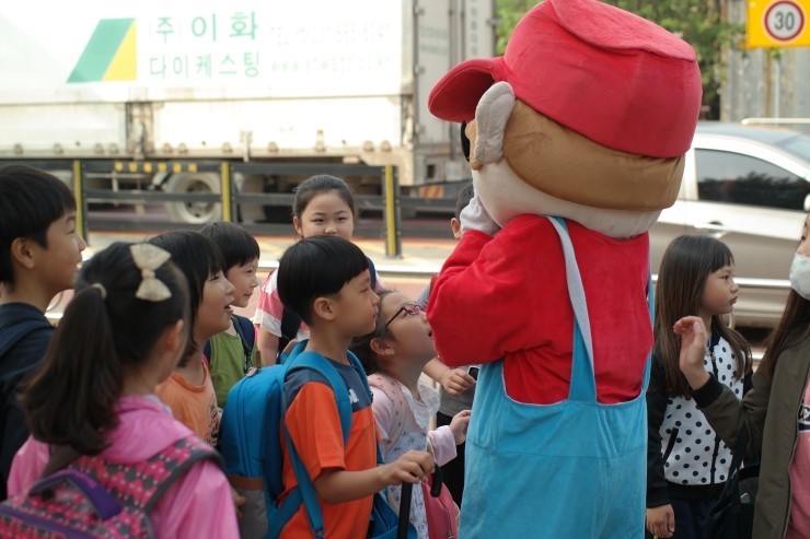 웃음·격려·행복이 공존하는 고현초 '프리허그데이' 등굣길<시민기자 박지숙>; 