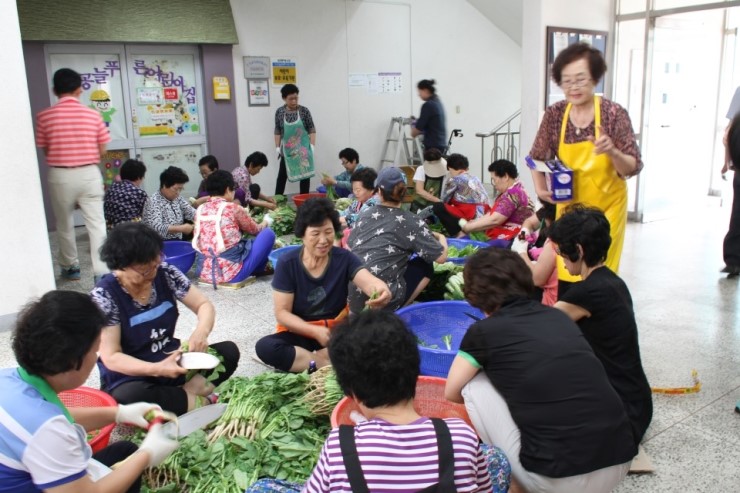 오산남부복지관 독거어르신을 위한 여름김치 담그기<시민기자 권은용>;