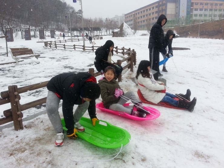 하얀 눈의 마술~ 세교 고인돌공원이 눈썰매장으로 바뀌었어요~