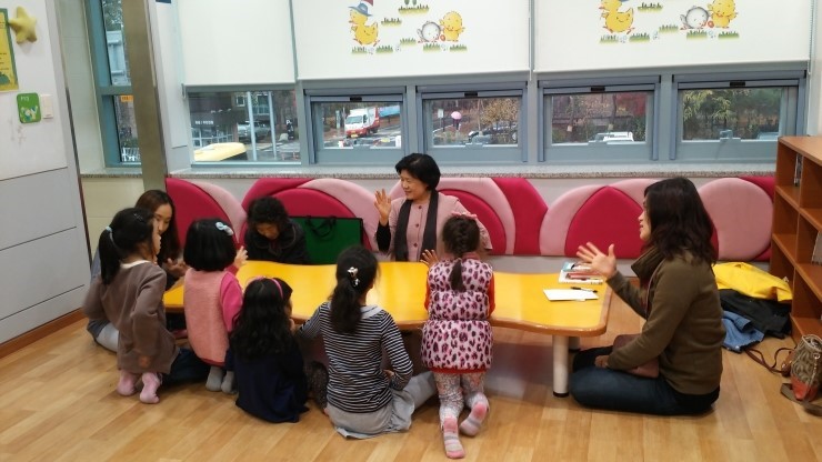 오산 햇살마루도서관에서 할머니가 들려주는 동화이야기