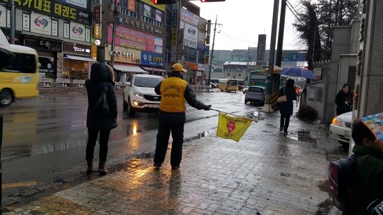 등하교길 아이들을 지켜주는 실버 교통봉사대