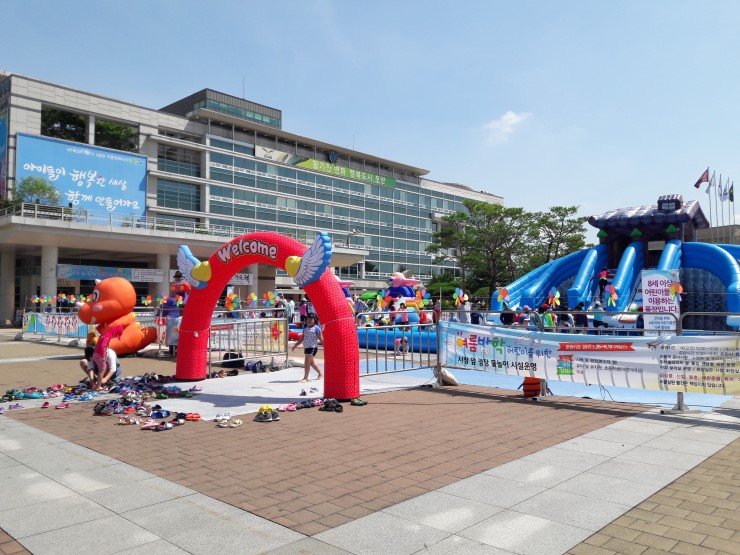 아이들의 열기로 물드는 오산시청 광장 물놀이장!<시민기자 김유경>;