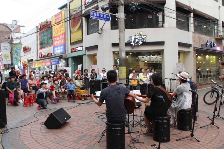 오산 문화의 거리 활성화를 위한 거리공연을 즐기다<시민기자 권은용>;