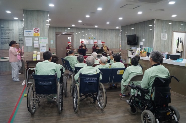 외로운 이웃에 따뜻한 마음을 전하는 봉사자들<시민기자 박화규>;