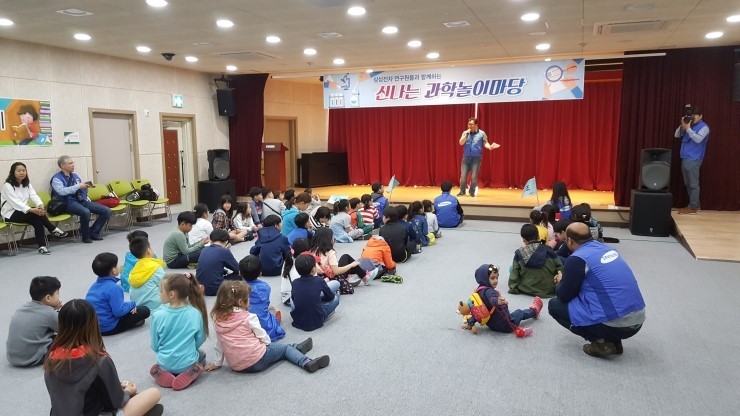 꿈두레도서관에서 다문화 가정의 어린이들과 함께 한 과학놀이마당<시민기자 손선미>; 