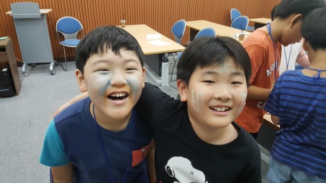 꿈의학교 소품제작중 웃는 모습