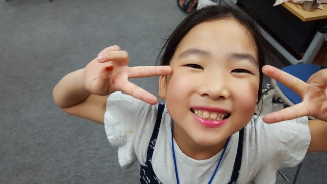 꿈의학교 소품제작중 웃는 모습2