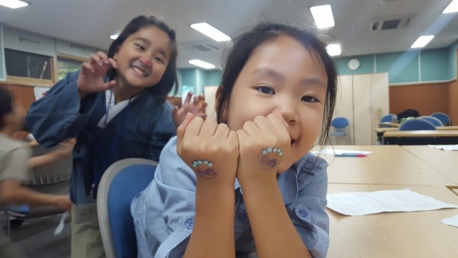 꿈의학교 소품제작중 웃는 모습3